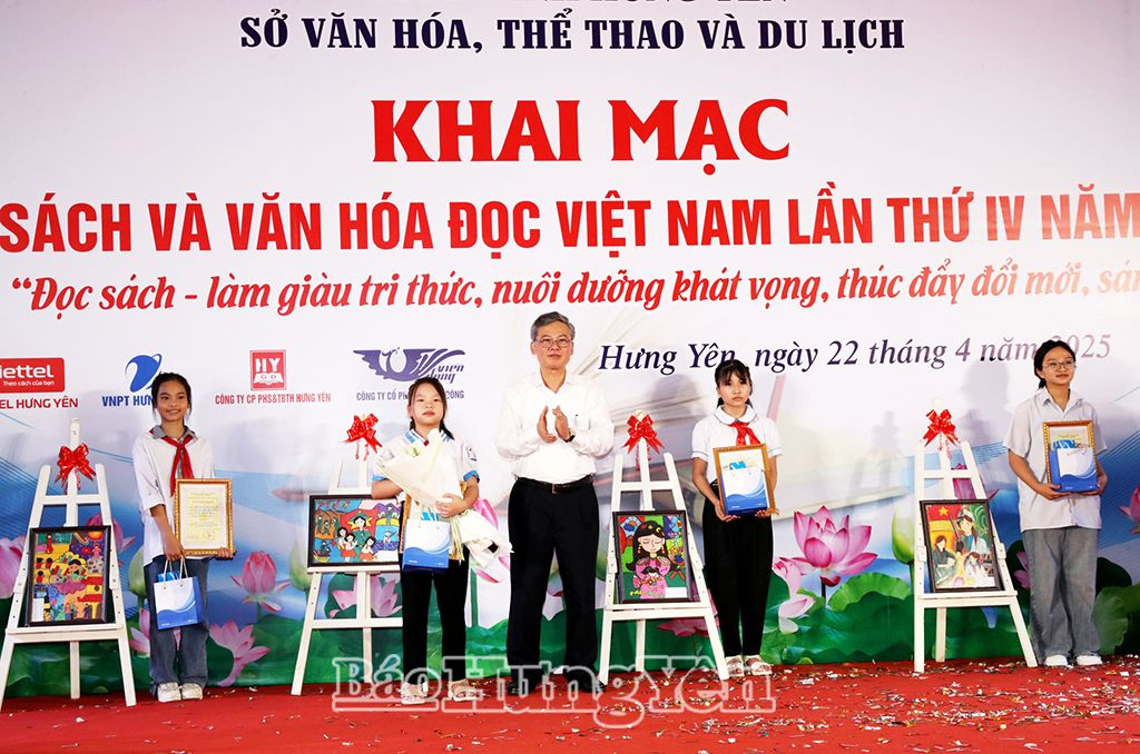Phó Chủ tịch UBND tỉnh Nguyễn Duy Hưng trao giải cho các em học sinh đạt giải A cuộc thi vẽ tranh theo sách