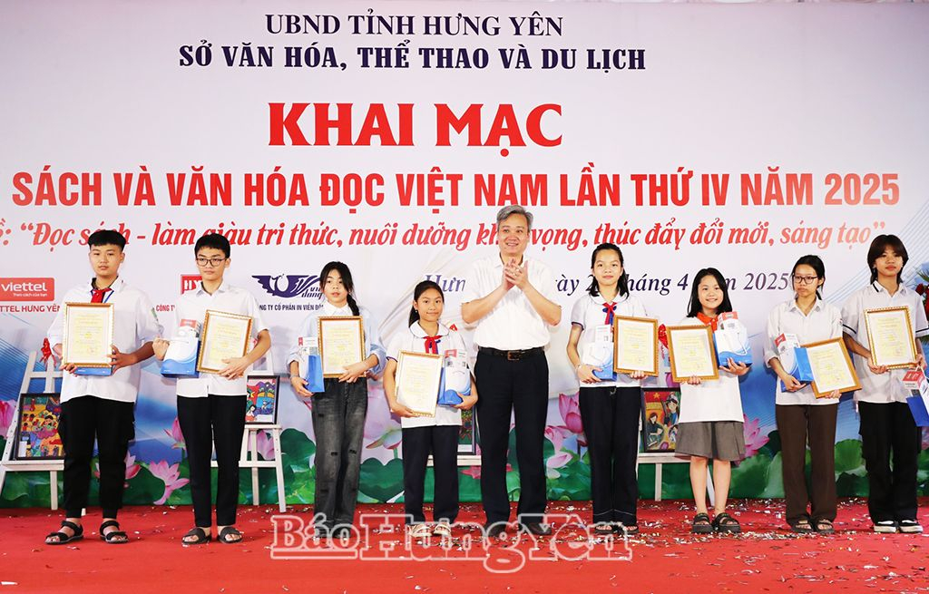 Lãnh đạo Sở Văn hóa, Thể thao và Du lịch trao giải cho các em học sinh đạt giải B cuộc thi vẽ tranh theo sách