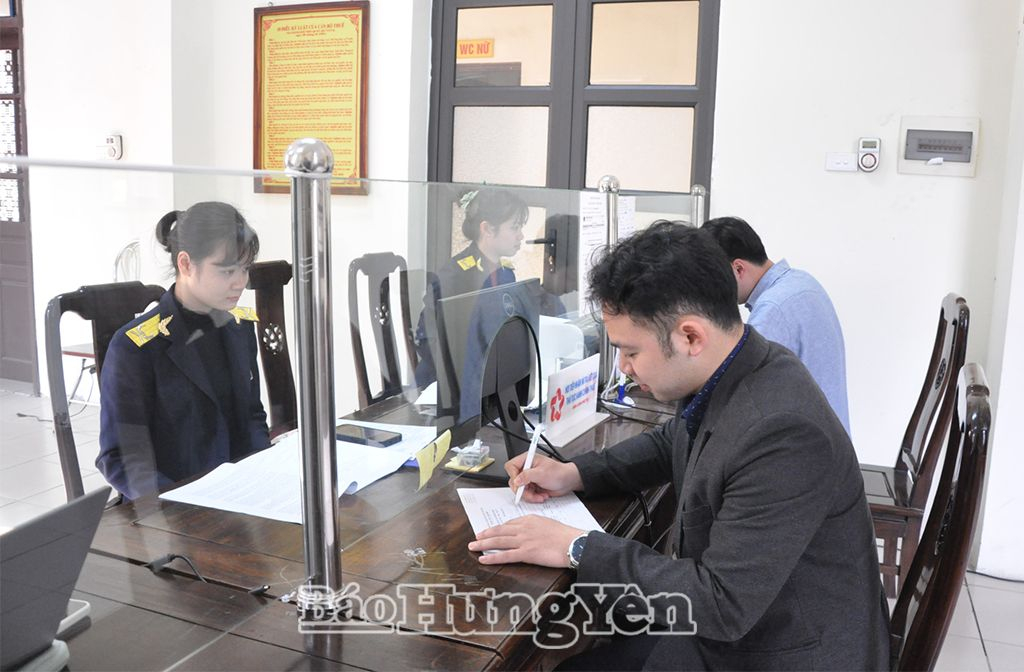 Người dân kê khai thông tin phục vụ chuẩn hóa MST cá nhân ở huyện Tiên Lữ