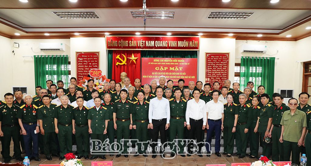 Đồng chí Bí thư Tỉnh ủy Nguyễn Hữu Nghĩa và các đại biểu chụp ảnh lưu niệm cùng cán bộ, hội viên CCB tỉnh