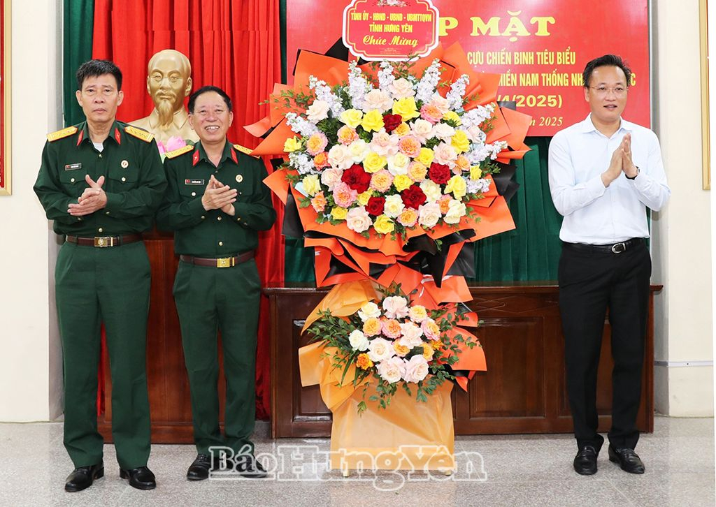 Đồng chí Bí thư Tỉnh ủy Nguyễn Hữu Nghĩa tặng hoa chúc mừng Hội CCB tỉnh