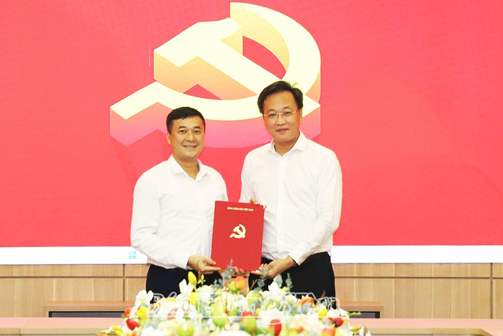 Đồng chí Nguyễn Hữu Nghĩa, Ủy viên Ban Chấp hành Trung ương Đảng, Bí thư Tỉnh ủy trao quyết định bổ nhiệm Phó Trưởng ban Tổ chức Tỉnh ủy cho đồng chí Vũ Văn Kiên