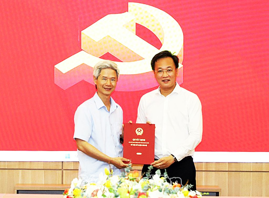 Đồng chí Nguyễn Hữu Nghĩa, Ủy viên Ban Chấp hành Trung ương Đảng, Bí thư Tỉnh ủy trao quyết định bổ nhiệm Giám đốc Sở Nội vụ cho đồng chí Đào Hồng Vận