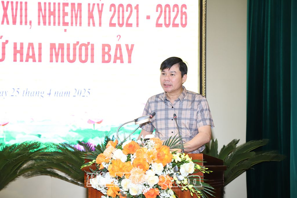 Đồng chí Nguyễn Lê Huy, Ủy viên Ban Thường vụ Tỉnh ủy, Phó Chủ tịch Thường trực UBND tỉnh trình bày tờ trình về Đề án sắp xếp đơn vị hành chính cấp xã của tỉnh Hưng Yên năm 2025