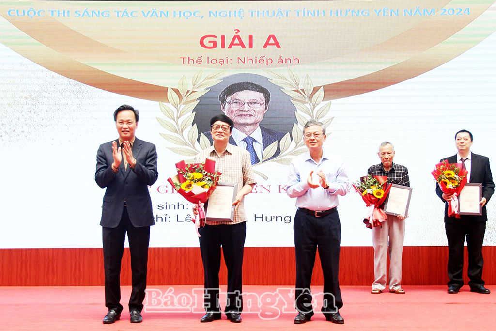 Đồng chí Nguyễn Hữu Nghĩa, Ủy viên BCH Trung ương Đảng, Bí thư Tỉnh ủy và đồng chí Nguyễn Duy Hưng, Phó Chủ tịch UBND tỉnh trao giải A và hoa tặng tác giả Nguyễn Khắc Hào 