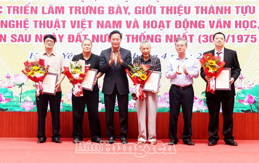 Đồng chí Nguyễn Hữu Nghĩa, Ủy viên BCH Trung ương Đảng, Bí thư Tỉnh ủy và đồng chí Nguyễn Duy Hưng, Phó Chủ tịch UBND tỉnh trao giải A và hoa tặng các tác giả có tác phẩm đoạt giải A của Cuộc thi