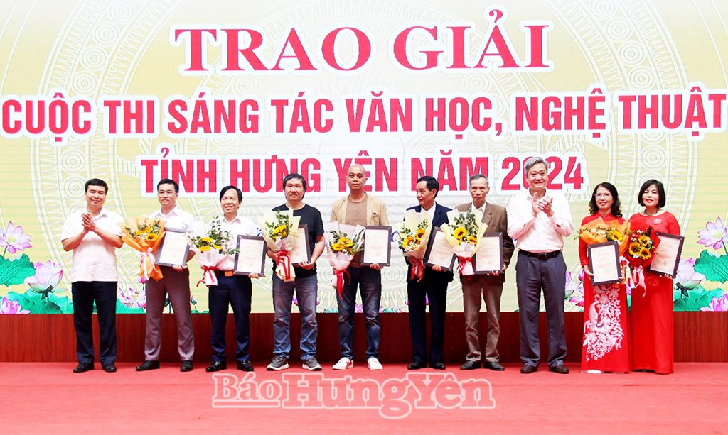 Các đại biểu trao giải B tặng các tác giả 