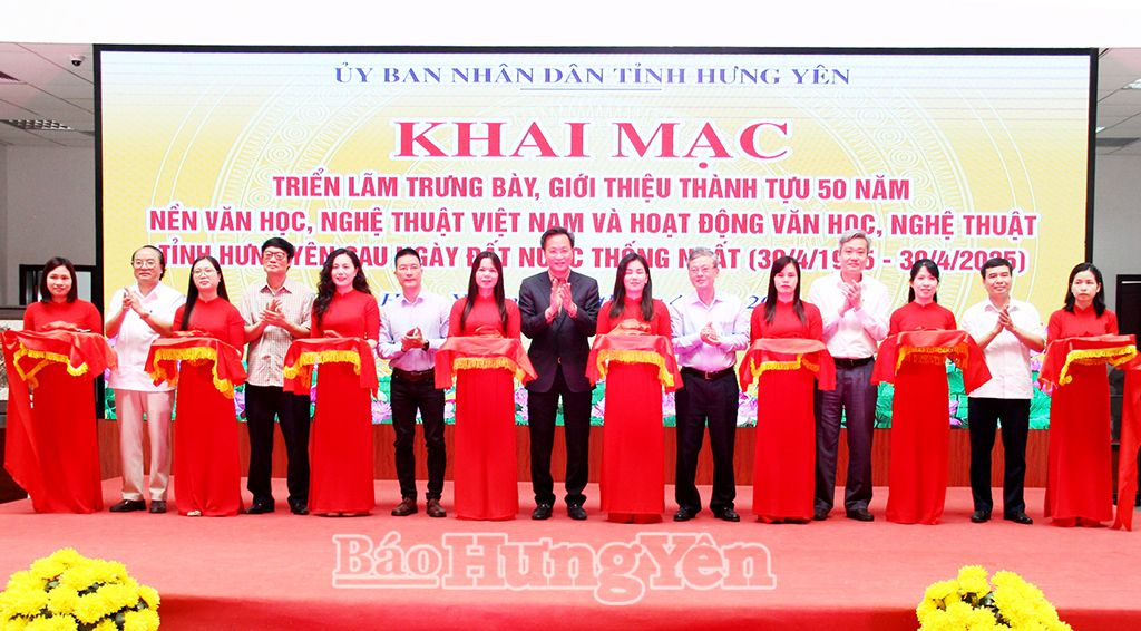 Các đại biểu cắt băng khai mạc triển lãm