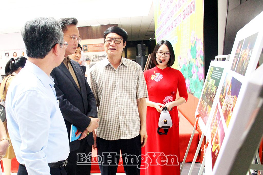 Các đại biểu tham quan tác phẩm đoạt giải của Cuộc thi ở chuyên ngành nhiếp ảnh