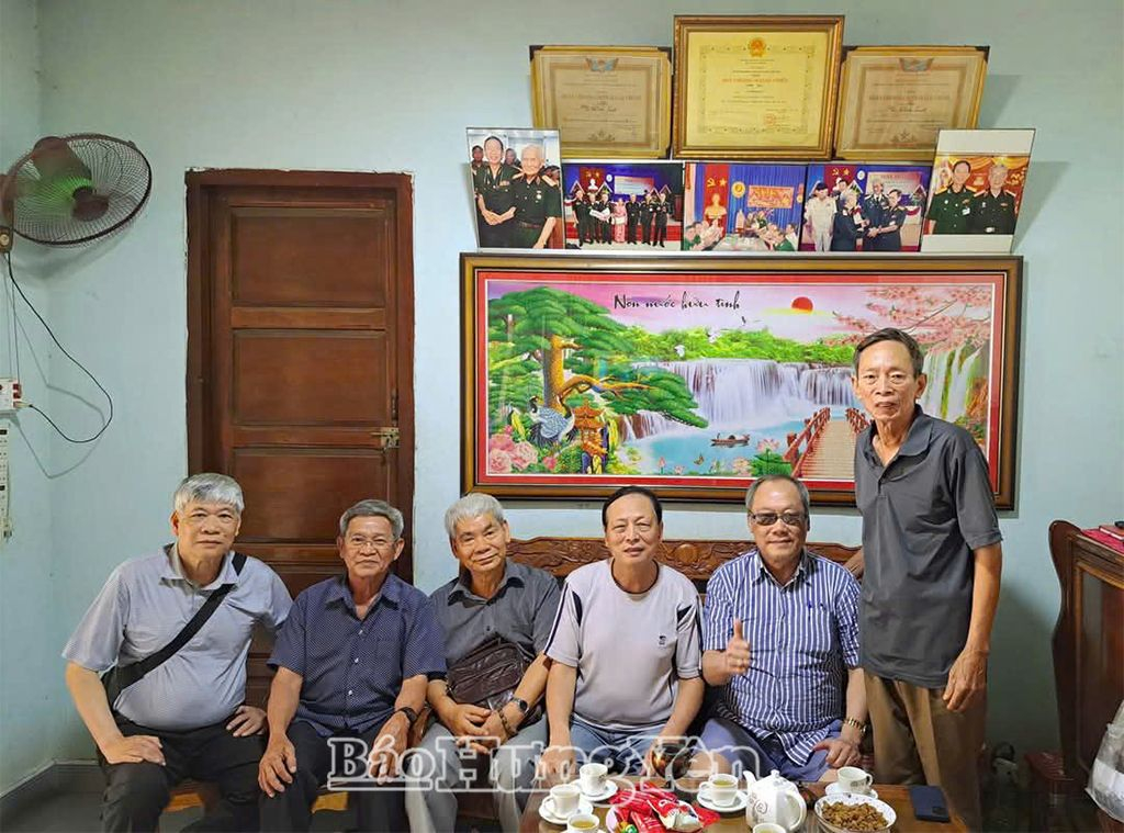 Ông Vũ Đình Luật, xã Minh Hoàng (Phù Cừ) đứng bên các đồng đội thời quân ngũ