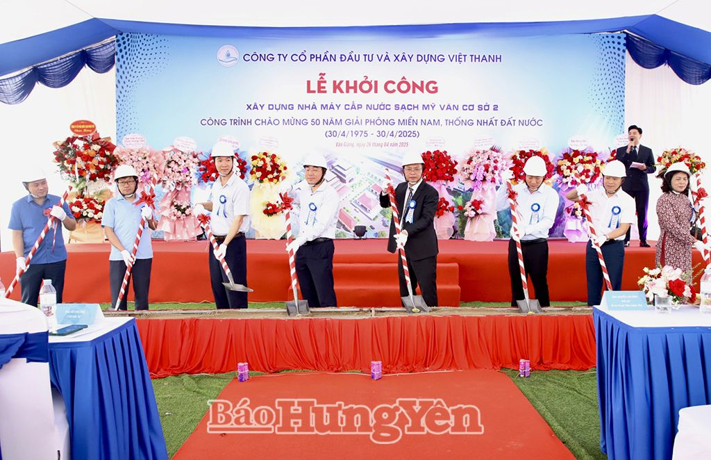 Các đại biểu thực hiện nghi lễ khởi công Nhà máy cấp nước Mỹ Văn cơ sở 2