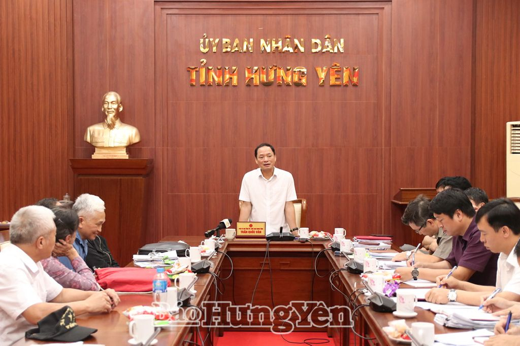 Đồng chí Trần Quốc Văn, Phó Bí thư Tỉnh ủy, Chủ tịch UBND tỉnh phát biểu tại buổi tiếp, đối thoại công dân