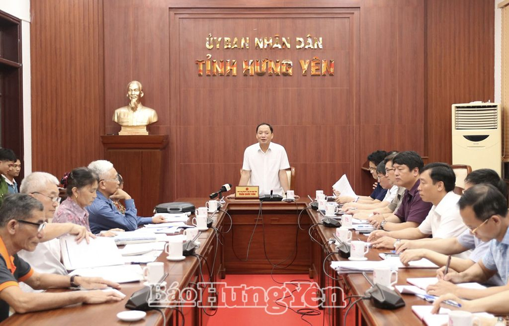 Đồng chí Trần Quốc Văn, Phó Bí thư Tỉnh ủy, Chủ tịch UBND tỉnh phát biểu tại buổi tiếp, đối thoại công dân