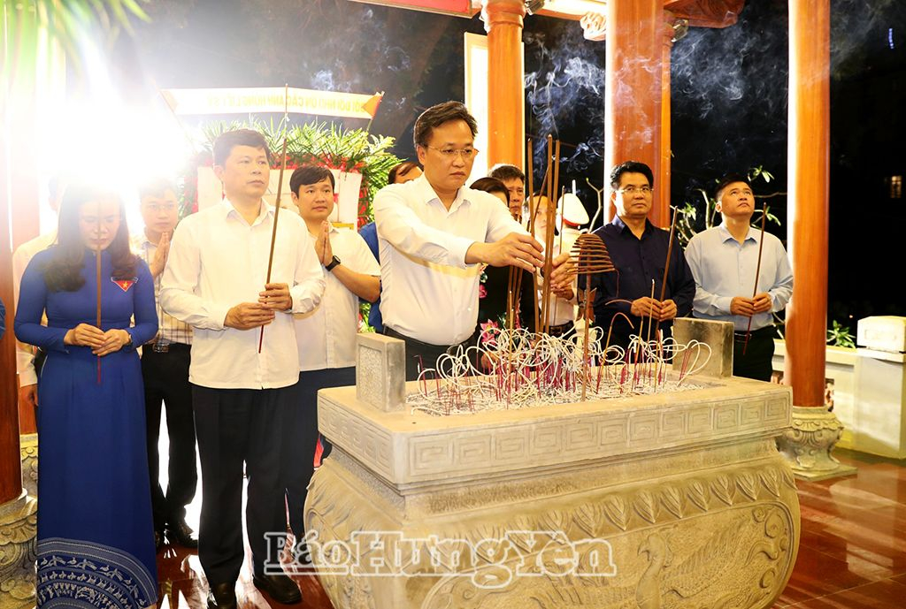 Các đại biểu dâng hương các anh hùng liệt sĩ