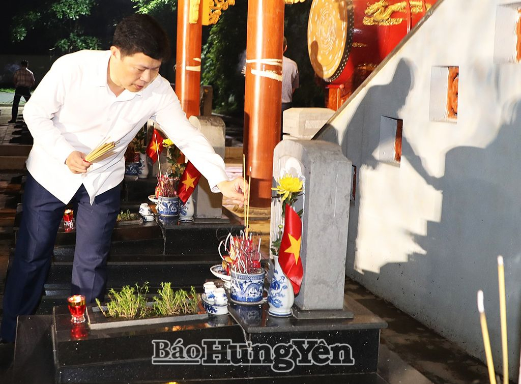 Đồng chí Trần Quốc Toản, Phó Bí thư Thường trực Tỉnh ủy, Chủ tịch HĐND tỉnh thắp hương tại phần mộ liệt sĩ