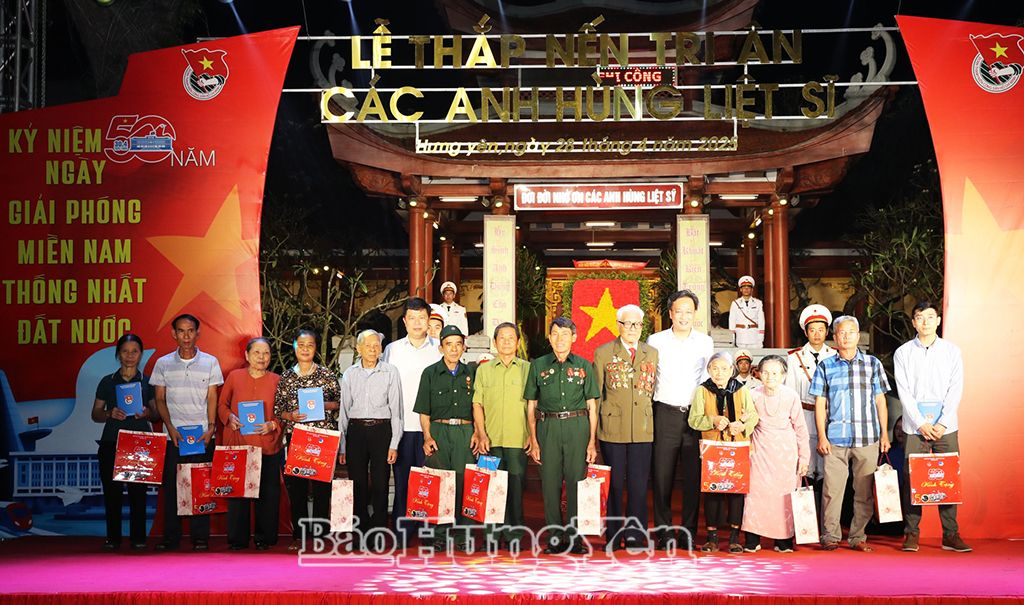 Đồng chí Nguyễn Hữu Nghĩa, Ủy viên BCH Trung ương Đảng, Bí thư Tỉnh ủy và đồng chí Trần Quốc Toản, Phó Bí thư Thường trực Tỉnh ủy, Chủ tịch HĐND tỉnh trao quà tặng thân nhân liệt sĩ, thương binh, bệnh binh, người có công với cách mạng tiêu biểu trên địa bàn thị xã Mỹ Hào