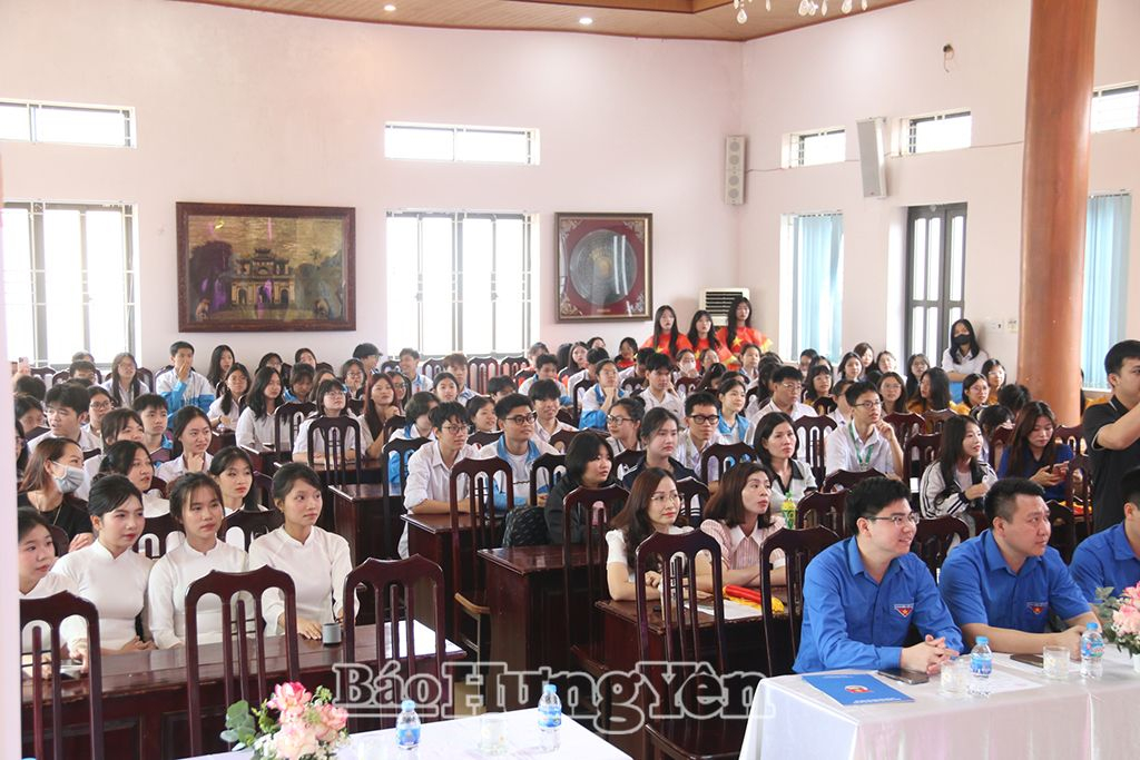 Đông đảo học sinh yêu thích môn tiếng Anh đến cổ vũ cho liên hoan.