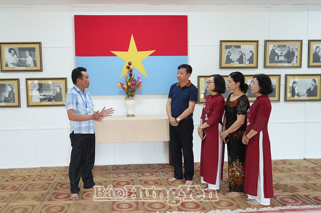Đoàn công tác của Hội Nhà báo tỉnh Hưng Yên tham quan di tích trụ sở Chính phủ Cách mạng lâm thời Cộng hòa miền Nam Việt Nam tại thị trấn Cam Lộ, huyện Cam Lộ (tỉnh Quảng Trị)
