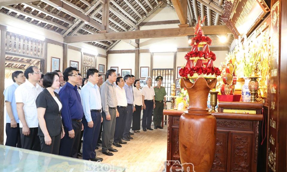 Dâng hương, dâng hoa tưởng nhớ Chủ tịch Hồ Chí Minh, Tổng Bí thư Nguyễn Văn Linh và tưởng niệm các anh hùng liệt sĩ