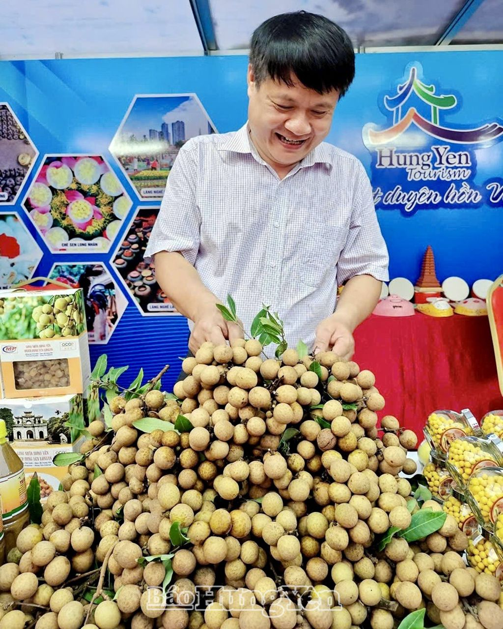 Hợp tác xã cây ăn quả và chế biến nông sản Tân Hưng (thành phố Hưng Yên) bày bán nhãn chín sớm tại Liên hoan ẩm thực tỉnh Hưng Yên năm 2025