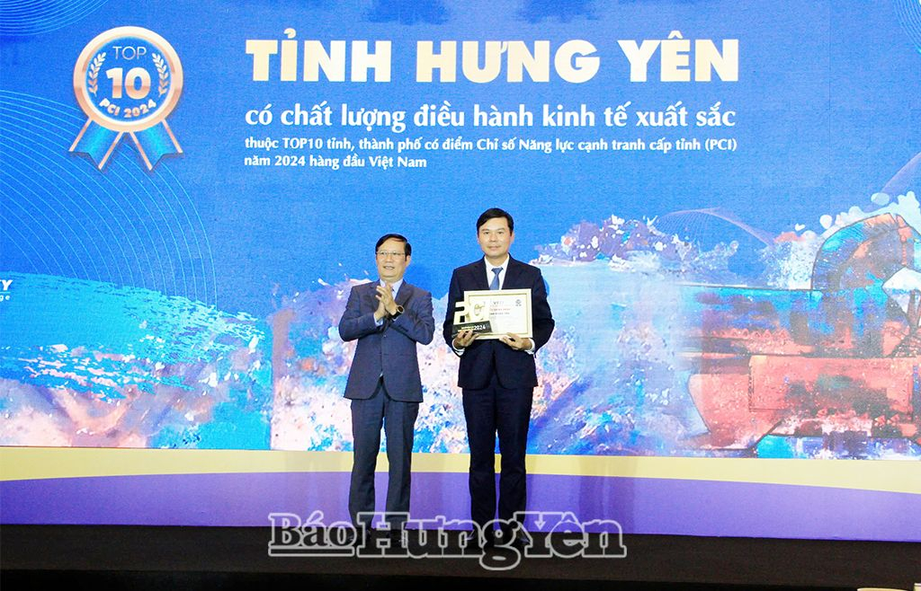 Đồng chí Nguyễn Lê Huy, Ủy viên Ban Thường vụ Tỉnh ủy, Phó Chủ tịch Thường trực UBND tỉnh Hưng Yên nhậnKỷ niệm chương địa phương trong top 10 PCI 2024