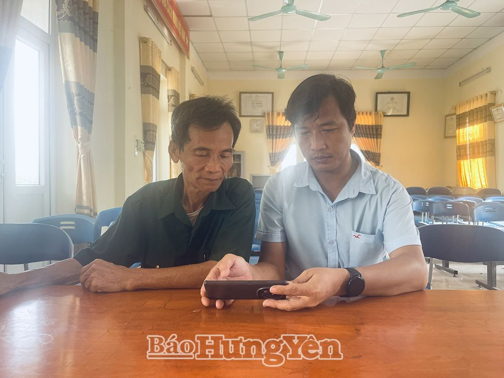 Người dân thôn Triều Dương, xã Hải Thắng (Tiên Lữ) nghiên cứu Dự thảo Nghị quyết sửa đổi Hiến pháp