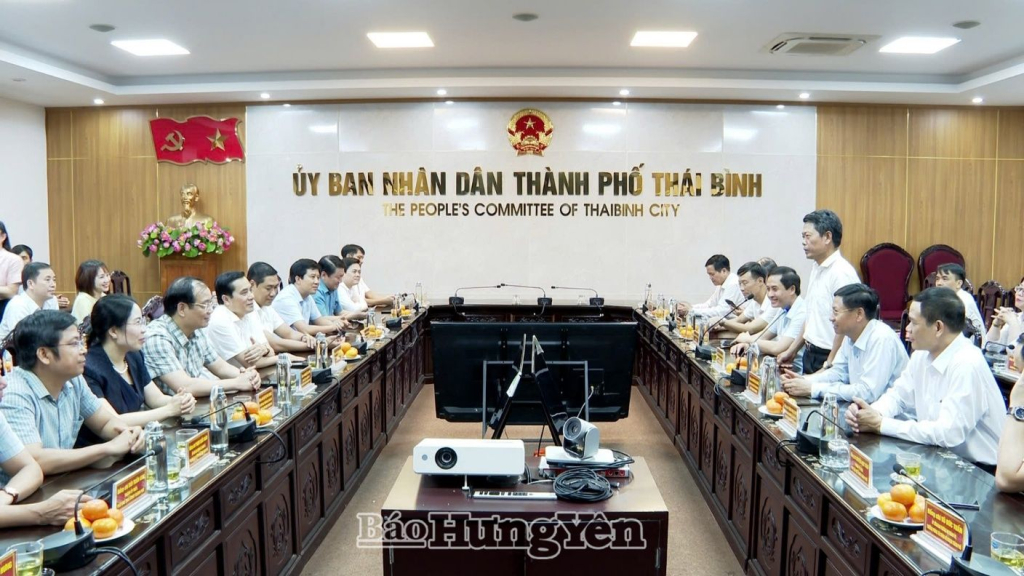 Đồng chí Hoàng Văn Thành, UVBTV Tỉnh ủy, Bí thư Thành ủy, Chủ tịch HDND thành phố Thái Bình phát biểu tại buổi làm việc