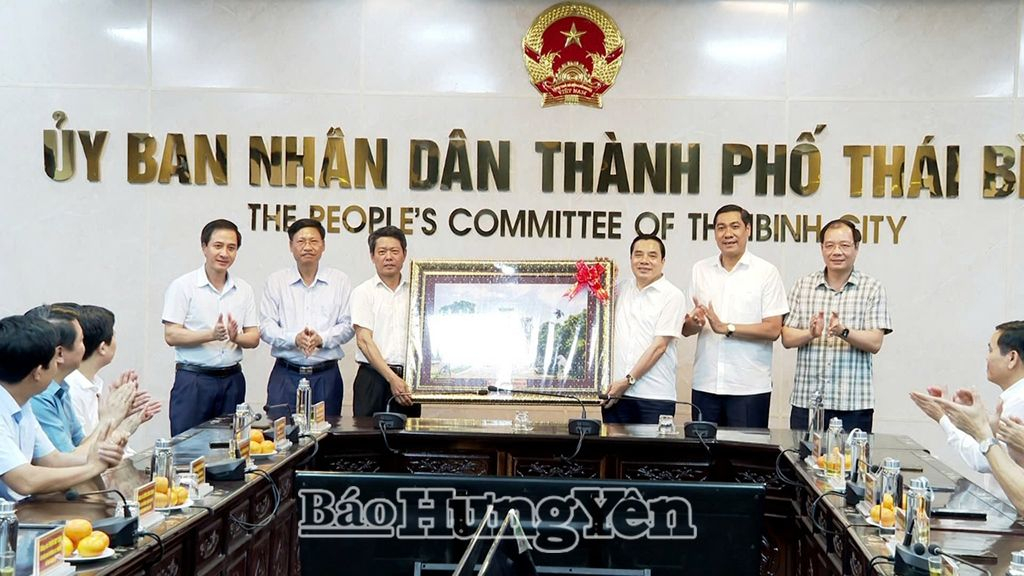 Ban Thường vụ Thành ủy Thái Bình nhận quà kỷ niệm của đoàn công tác Ban Thường vụ Thành ủy Hưng Yên