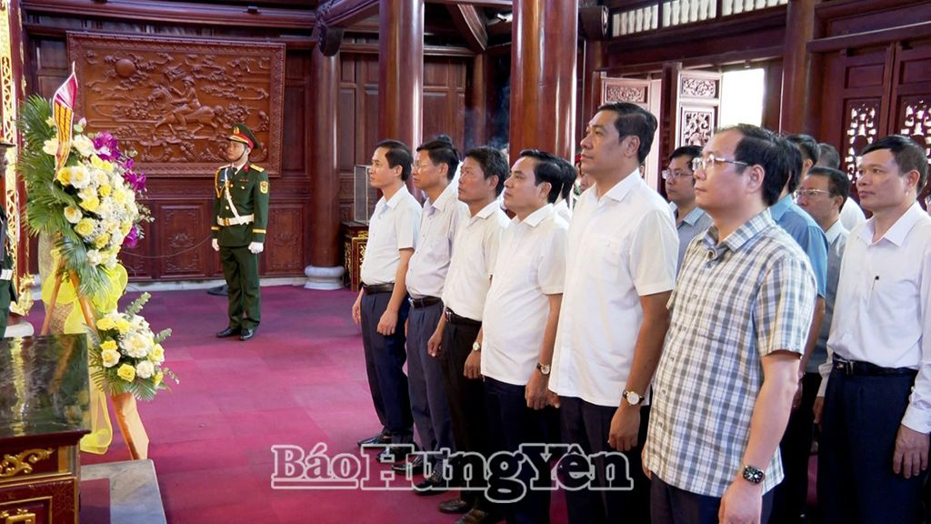 Đoàn công tác đến dâng hương, dâng hoa tưởng niệm Chủ tịch Hồ Chí Minh tại Đền thờ Bác Hồ, phường Hoàng Diệu, thành phố Thái Bình