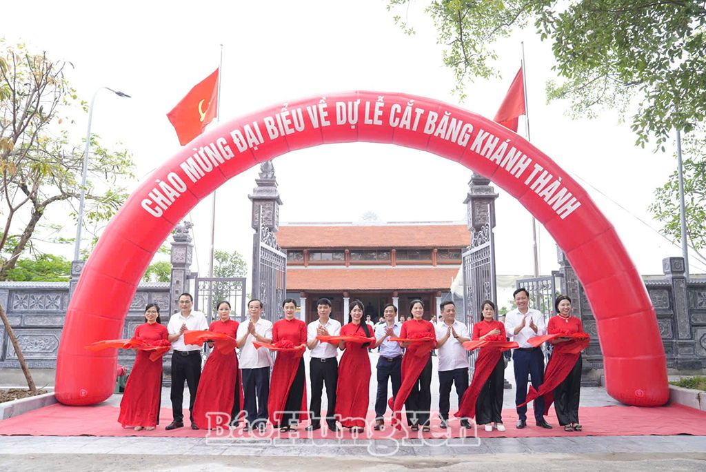 Các đại biểu cắt băng khánh thành công trình khu di tích