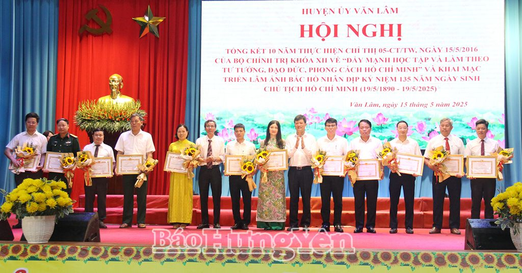 Trao Giấy khen tặng các tập thể có thành tích tiêu biểu trong 10 năm thực hiện Chỉ thị số 05, giai đoạn 2016 – 2025