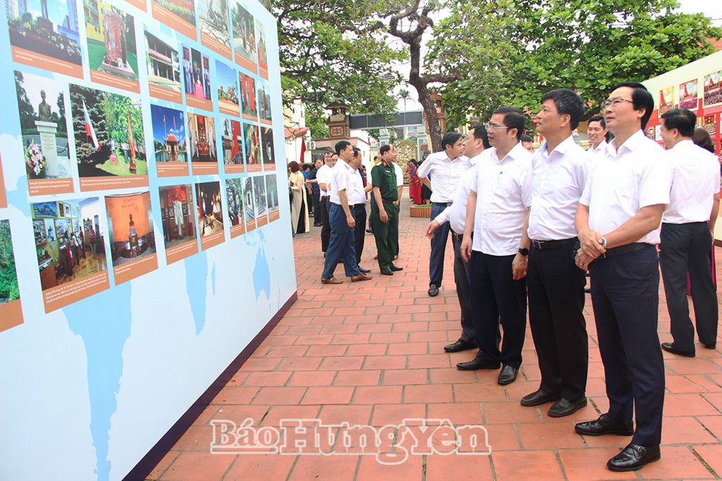 Các đại biểu tham quan triển lãm ảnh Bác Hồ