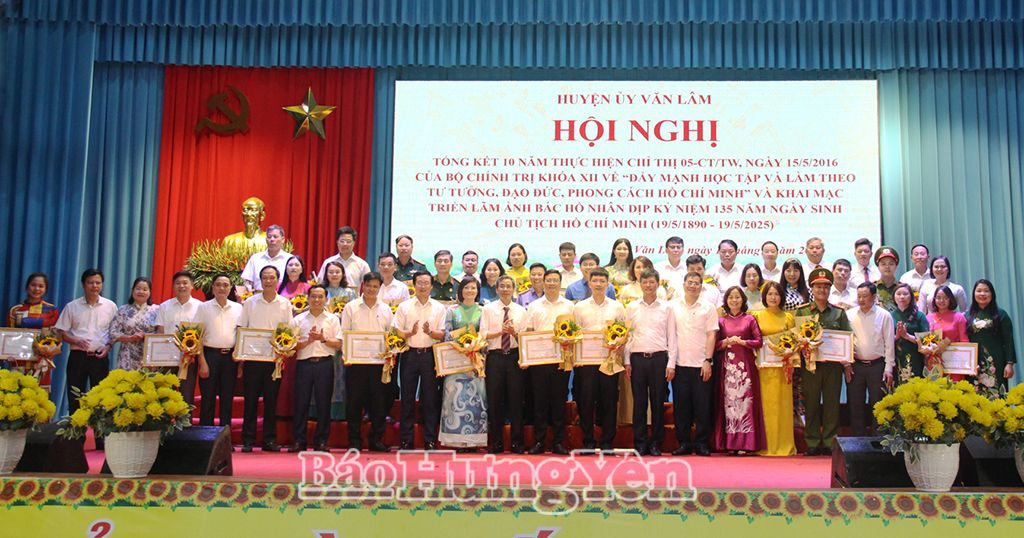 Các đại biểu chụp ảnh lưu niệm cùng các tập thể, cá nhân có thành tích tiêu biểu trong 10 năm thực hiện Chỉ thị số 05, giai đoạn 2016 – 2025