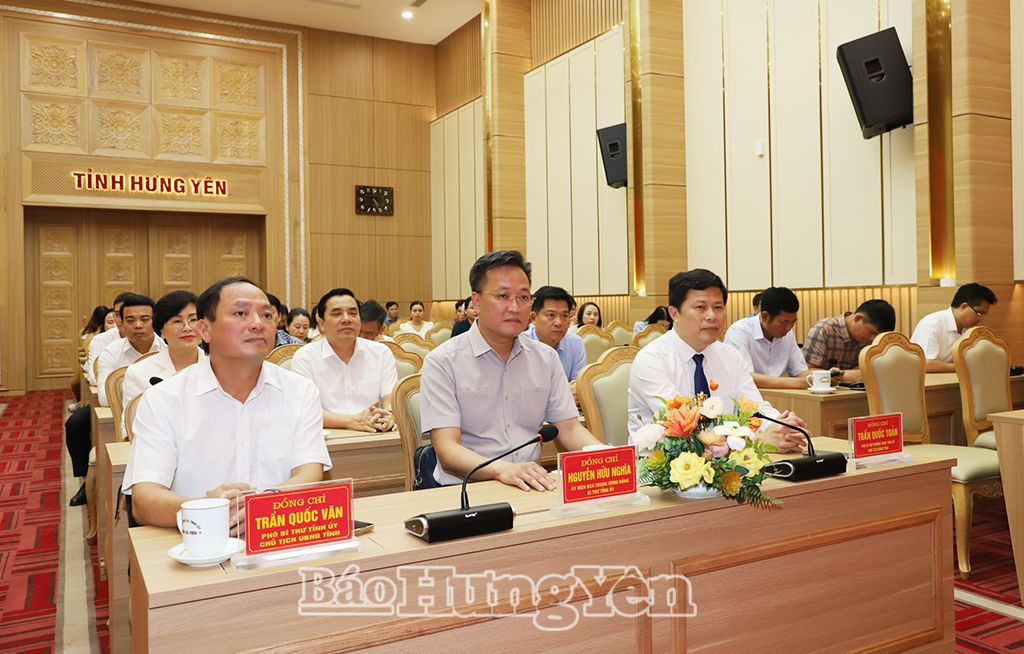 Các đại biểu dự lễ trao tặng Huy hiệu Đảng