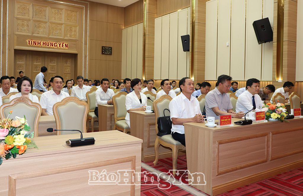 Các đại biểu dự lễ trao tặng Huy hiệu Đảng
