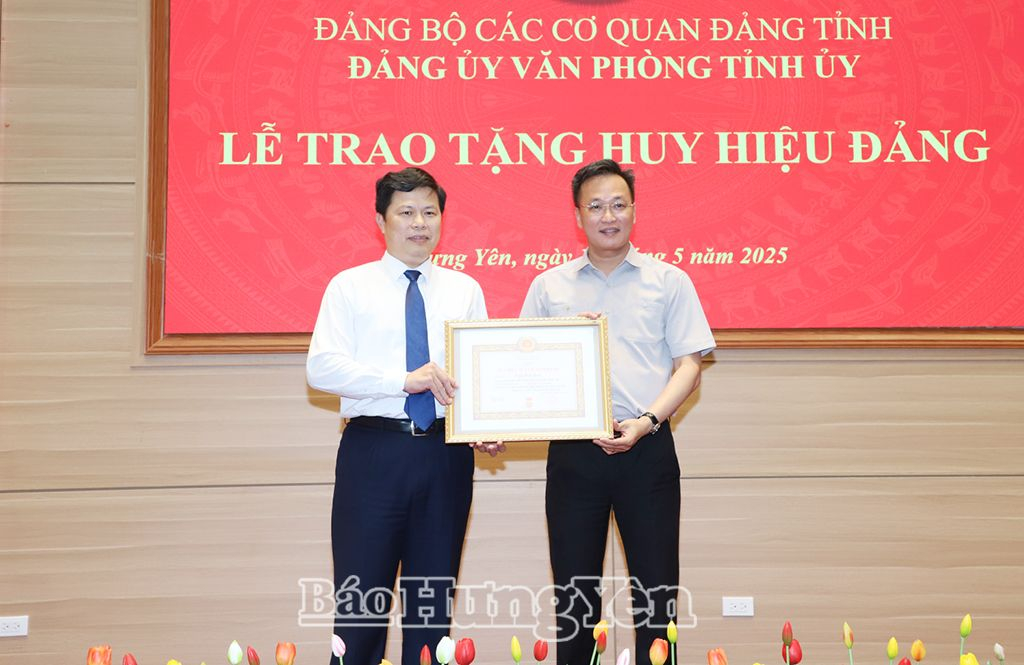 Đồng chí Nguyễn Hữu Nghĩa, Ủy viên BCH Trung ương Đảng, Bí thư Tỉnh ủy trao Huy hiệu 30 năm tuổi Đảng tặng đồng chí Trần Quốc Toản, Phó Bí thư Thường trực Tỉnh ủy, Chủ tịch HĐND tỉnh