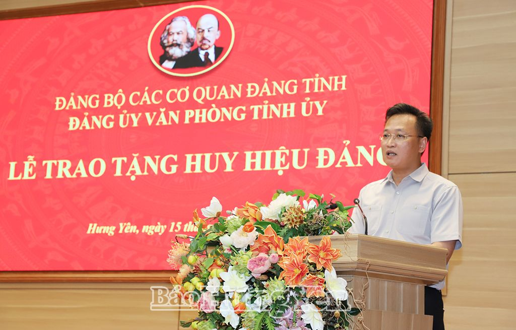 Đồng chí Nguyễn Hữu Nghĩa, Ủy viên BCH Trung ương Đảng, Bí thư Tỉnh ủy phát biểu chúc mừng đồng chí Trần Quốc Toản