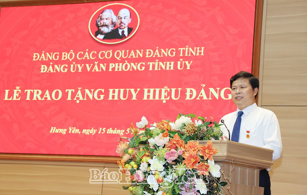 Đồng chí Trần Quốc Toản, Phó Bí thư Thường trực Tỉnh ủy, Chủ tịch HĐND tỉnh phát biểu cảm ơn tại lễ trao Huy hiệu Đảng