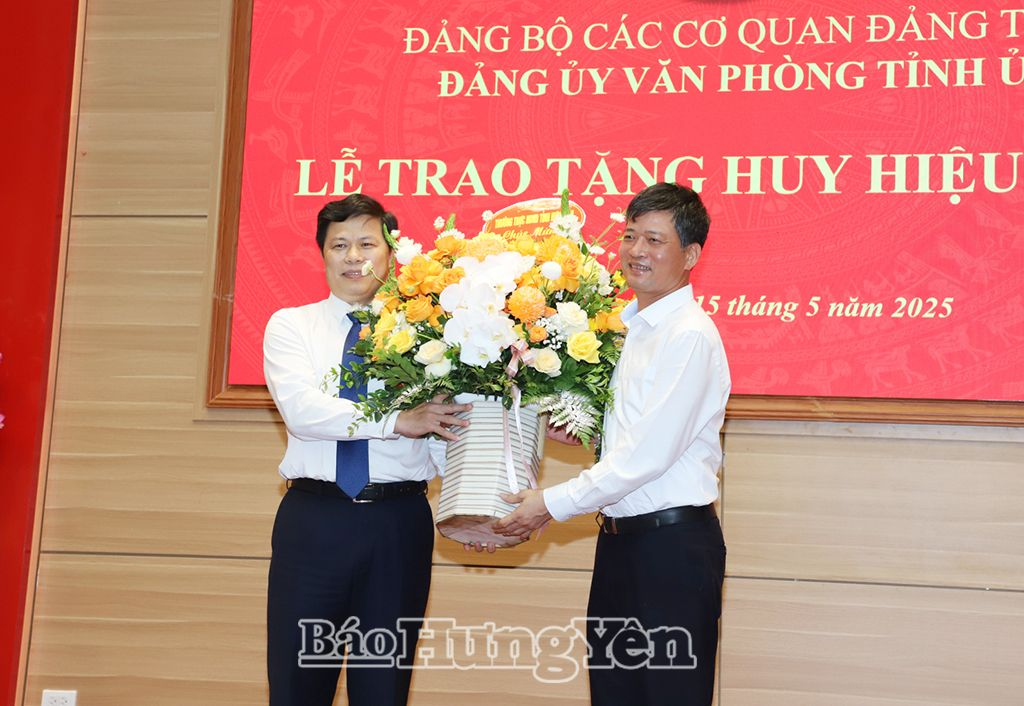 Đồng chí Lê Xuân Tiến, Ủy viên Ban Thường vụ Tỉnh ủy, Phó Chủ tịch Thường trực HĐND tỉnh đại diện Đảng bộ HĐND tỉnh tặng hoa chúc mừng đồng chí Trần Quốc Toản 