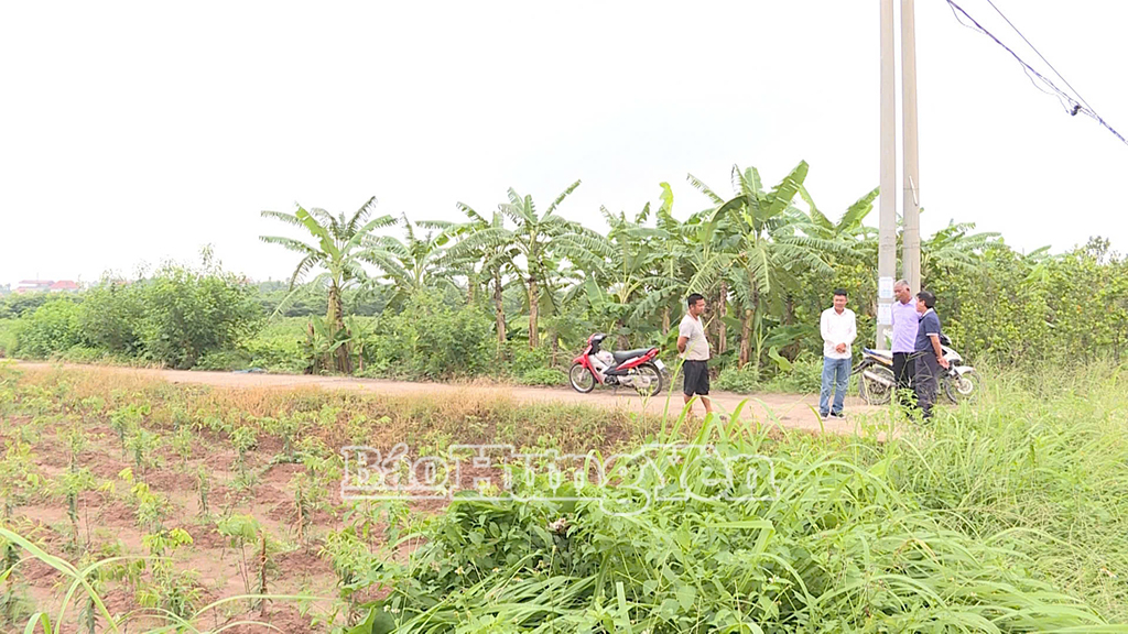 Lãnh đạo thôn Hồng Châu, xã Tân Châu tuyên truyền cho người dân về dự án