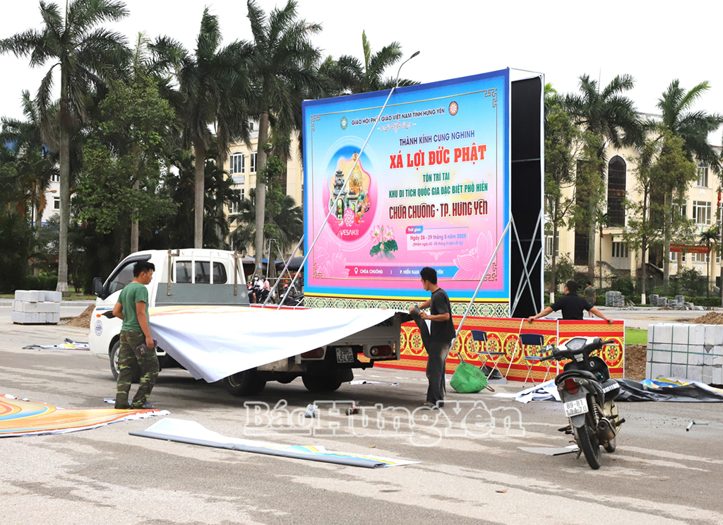 Trang trí tại khu vực Quảng trường Nguyễn Văn Linh (thành phố Hưng Yên)