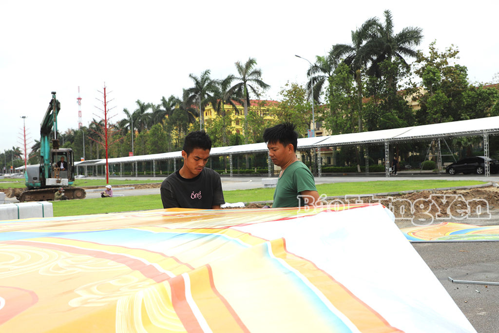 Trang trí tại khu vực Quảng trường Nguyễn Văn Linh (thành phố Hưng Yên)