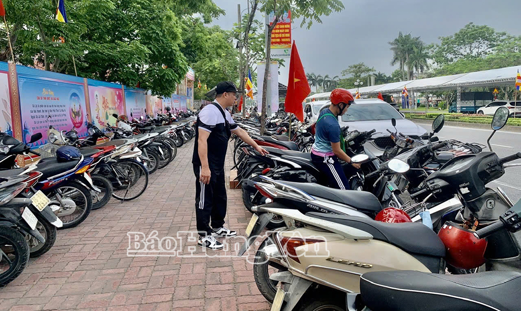 Lực lượng an ninh bảo đảm việc trông giữ xe máy, ô tô cho người dân