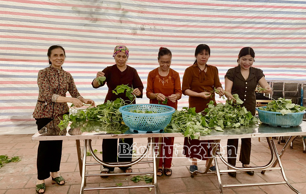 Các tình nguyện viên chuẩn bị thực phẩm phục vụ người dân