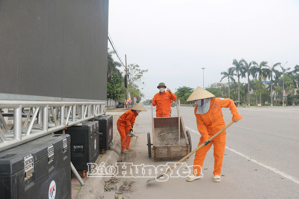 Công nhân dọn vệ sinh các tuyến đường cung rước Xá lợi Đức Phật ở thành phố Hưng Yên