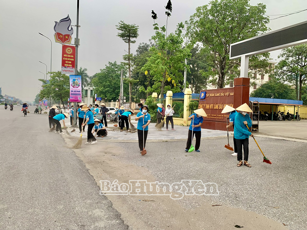 Cán bộ, hội viên Hội LHPN phường Hiến Nam tham gia dọn vệ sinh khu vực đường Nguyễn Văn Linh