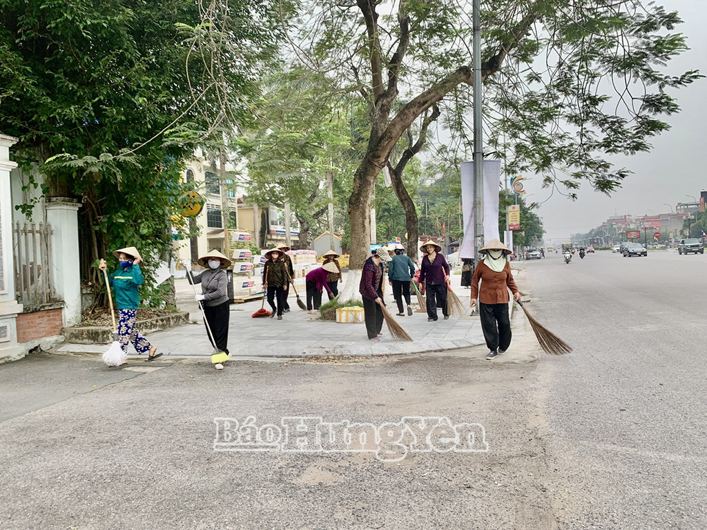 Hội viên hội LHPN xã Trung Nghĩa tích cực tham gia vệ sinh