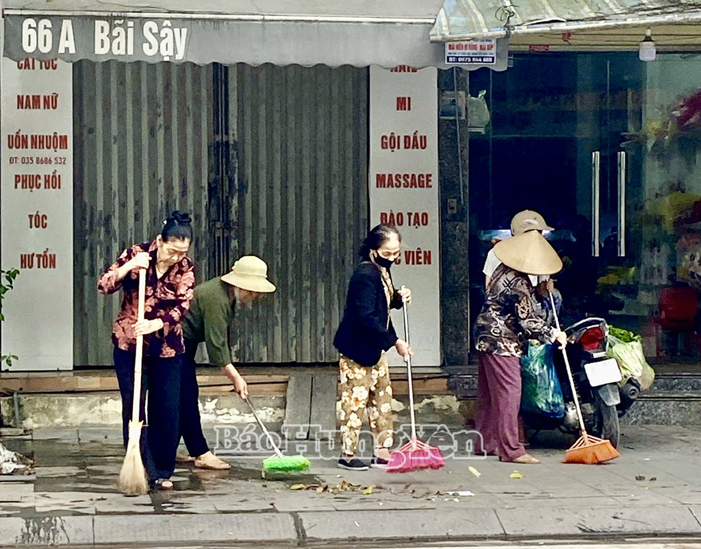 Người dân, hội viên phụ nữ tham gia vệ sinh khu vực đường Bãi Sậy