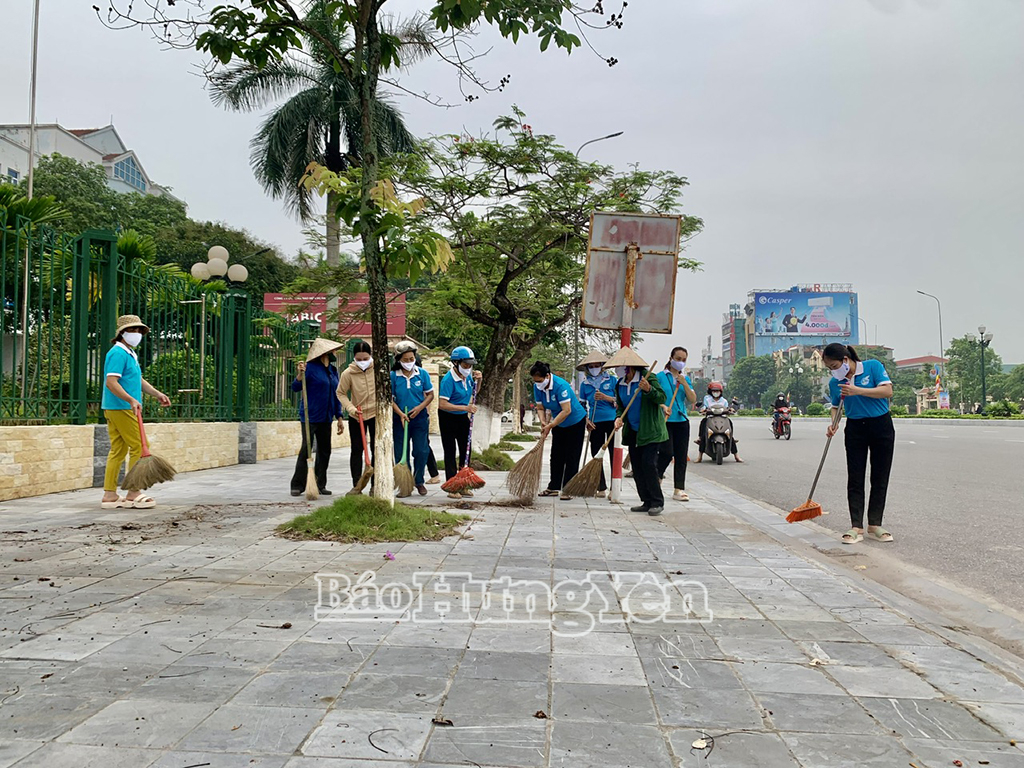Hội viên phụ nữ xã Liên Phương tham gia vệ sinh, hỗ trợ tổ chức Lễ cung rước Xá lợi Đức Phật