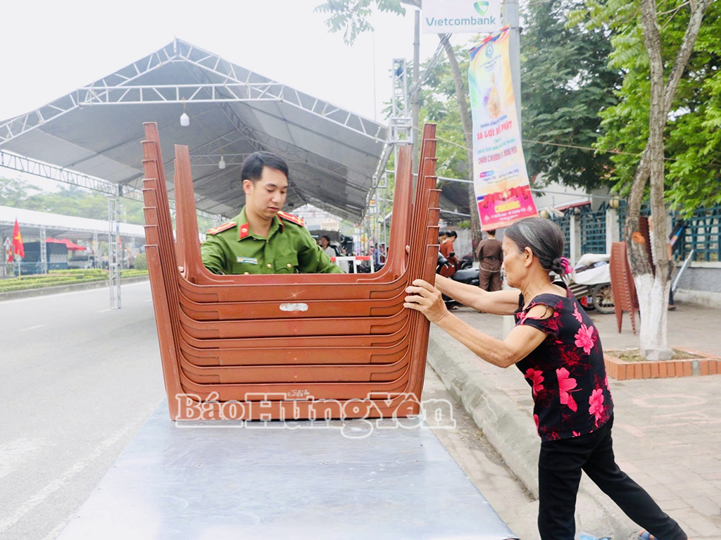 Công an phường Hiến Nam hỗ trợ người dân di chuyển vật dụng kinh doanh ra khỏi khu vực cổng chùa Chuông